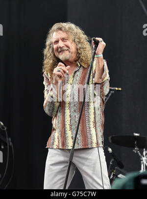 Robert Plant tritt auf der Pyramid Stage beim Glastonbury Festival auf, auf der Worthy Farm in Somerset. Stockfoto