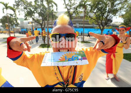 Ein Fan aus Kolumbien zeigt seine Unterstützung vor dem Spiel der FIFA Fußball-Weltmeisterschaft 16 im Estadio do Maracana, Rio de Janeiro, Brasilien. DRÜCKEN SIE VERBANDSFOTO. Bilddatum: Samstag, 28. Juni 2014. Bildnachweis sollte lauten: Mike Egerton/PA Wire. EINSCHRÄNKUNGEN: Keine kommerzielle Nutzung. Keine Verwendung mit inoffiziellen Logos von Drittanbietern. Keine Bildbearbeitung. Keine Videoemulation Stockfoto