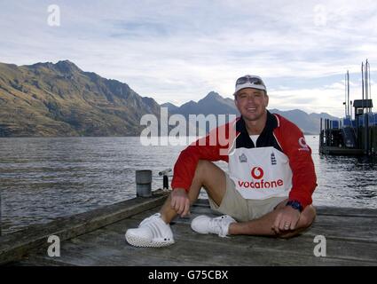 Warren Hegg, Englands, liegt an einem Pier am Lake Wakatipu in Queenstown, Neuseeland. Hegg wurde in England benannt, um Otago in einem dreitägigen Freundschaftsspiel zu treffen, das morgen beginnt. Stockfoto