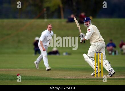 Der Engländer Andrew Flintoff in Aktion während der ersten Session eines dreitägigen Freundschaftsspiel gegen Otago im Davies Park, in der Nähe von Queenstown, Neuseeland. Stockfoto