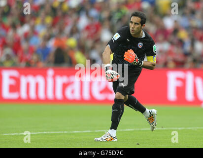 Fußball - FIFA Fußball-Weltmeisterschaft 2014 - Gruppe B - Spanien - Chile - Maracana. Chiles Torwart Claudio Bravo Stockfoto