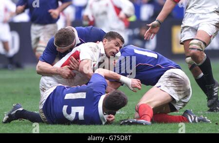 Der englische Jason Robinson (Mitte) wird von dem französischen Olivier Brouzet (hinten links) David Bory und Nicolas Brusque (Nr. 15) während ihres Lloyds TSB Six Nations-Spiels im Stade de France in Paris, Frankreich, angegangen. Stockfoto