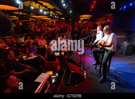 Roger Daltry (links) und Pete Townshend von The Who treten beim Start der 'The Who Hits 50' Tour im Ronnie Scott's im Zentrum Londons auf. Stockfoto