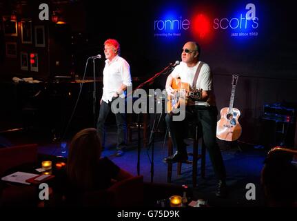 Roger Daltry (links) und Pete Townshend von The Who treten beim Start der 'The Who Hits 50' Tour im Ronnie Scott's im Zentrum Londons auf. Stockfoto