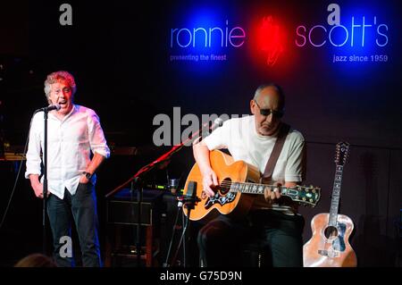 Roger Daltry (links) und Pete Townshend von The Who treten beim Start der 'The Who Hits 50' Tour im Ronnie Scott's im Zentrum Londons auf. Stockfoto