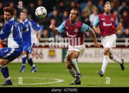 West Hams Paolo Di Canio (Mitte) und Evertons Alessandro Pistone (links) sind während des FA Barclaycard Premiership Spiels im Upton Park, London, in Aktion. Stockfoto