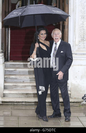 Bruce Forsyth und seine Frau Wilnelia kommen im FCO-Gebäude im Zentrum von London zu einem Empfang für die britische Kreativwirtschaft an. Stockfoto