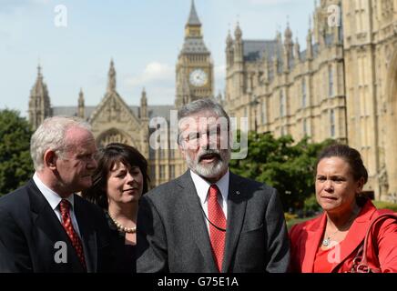 Nordirland Vize-Premierminister Martin McGuinness (links), Sinn-Fein-Präsident Gerry Adams TD (2. Rechts), Vizepräsidentin Mary Lou McDonald TD (rechts) und Michelle Gildernew sprechen nach einem Treffen mit Premierminister David Cameron in Westminster, London, mit den Medien. Stockfoto