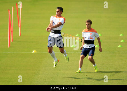 Robin van Persie und Joel Veltman (rechts) aus den Niederlanden während des Trainings im Estadio Jose Bastos Padilha, Rio de Janeiro, Brasilien. DRÜCKEN SIE VERBANDSFOTO. Bilddatum: Mittwoch, 2. Juli 2014. Bildnachweis sollte lauten: Mike Egerton/PA Wire. EINSCHRÄNKUNGEN: Nur für redaktionelle Zwecke. Keine kommerzielle Nutzung. Keine Verwendung mit inoffiziellen Logos von Drittanbietern. Keine Bildbearbeitung. Keine Videoemulation Stockfoto