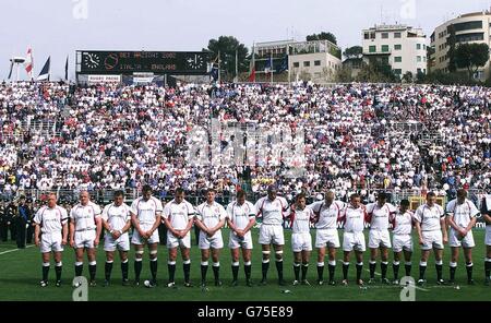 Das englische Team beobachtet eine Schweigeminute zur Erinnerung an die Königin Mutter vor ihrem Sieg über Italien im Jahr 45-9 während des Finalspiels beim Lloyds TSB Six Nations Rugby Turnier im Stadio Flamino in Rom. England besiegte Italien 45-9. Stockfoto