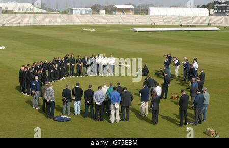 Mitglieder des Cricket-Teams aus Hampshire und Pressevertreter beobachten die 2-minütige Stille zum Gedenken an Königin Elizabeth, die Königin-Mutter in Southampton, während ihrer jährlichen Fotozelle. Stockfoto