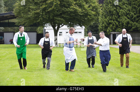 Der ehemalige England Rugby Union Spieler Phil Vickery stellt Tri-Nations Team GB Schlächter (von links nach rechts) Richard Carter von Sutton Coldfield in den West Midlands, Robert Jones von Birmingham, Martin Crombie von Warwick in Warwickshire, James Lally von Shepperton in Surrey, Und Nigel Rose aus Birmingham durch ihre Schritte vor der EBLEX Tri-Nations Butchers Challenge in Leamington Spa, Warwickshire. Stockfoto