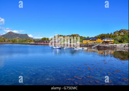 Boote vertäut am Steg mit Rorbu Orsvagvaer, Sandvik, Campingplätze, Lofoten, Arktis Norwegen Stockfoto