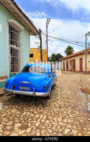 Blaue amerikanischen Chevrolet Oldtimer aus den 50er Jahren geparkt in einer gepflasterten Straße in die historische Kolonialstadt Trinidad, Kuba Stockfoto