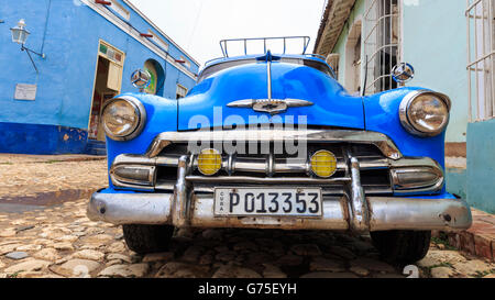 Blaue amerikanischen Chevrolet Oldtimer aus den 1950er Jahren geparkt in einer gepflasterten Straße in die historische Kolonialstadt Trinidad, Kuba Stockfoto