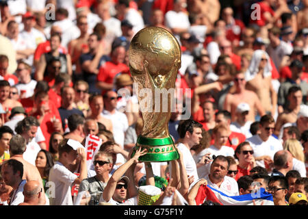 England-Fans halten eine riesige Nachbildung WM-Trophäe in den Tribünen während der FIFA-Weltmeisterschaft, Gruppe D Spiel im Estadio Mineirao, Belo Horizonte, Brasilien. Stockfoto