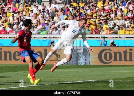 Fußball - FIFA Fußball-Weltmeisterschaft 2014 - Gruppe D - Costa Rica gegen England - Estadio Mineirao. Der englische Wayne Rooney hat beim Spiel der FIFA-Weltmeisterschaft, Gruppe D, im Estadio Mineirao, Belo Horizonte, Brasilien, einen Kopfball im Ziel. Stockfoto