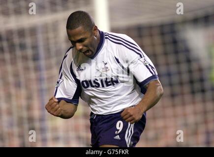 Les Ferdinand von Tottenham Hotspors feiert das Tor seines Teams gegen Chelsea während des Halbfinalmatches im Worthington Cup in der Londoner Stamford Bridge. Endergebnis: Chelsea 2 Tottenham 1. Stockfoto