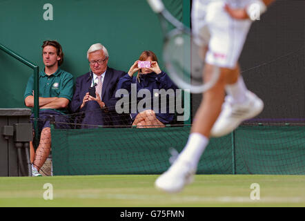 Ein Mitarbeiter vor Gericht macht ein Foto von Die Aktion zwischen dem französischen Gilles Simon und dem serbischen Novak Djokovic Stockfoto