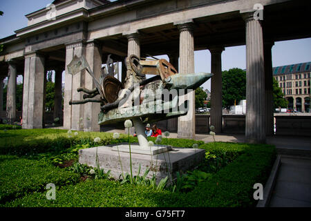 Skulptur (von Jonathan Meese) Vor der Alten Nationalgalerie, Berlin-Mitte. Stockfoto