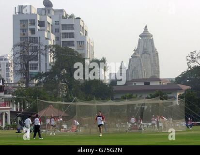 England übt in den Netzen im Kalkutta Cricket and Football Club, Kalkutta, Indien. Stockfoto