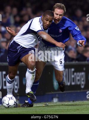 Mark Venus (R) von Ipswich Town und Les Ferdinand von Tottenham Hotspors während ihres FA-Barclaycard-Premiership-Matches auf Ipswich Portman Road Ground. Stockfoto