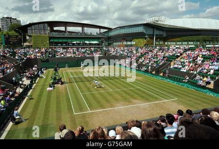 Ein allgemeiner Blick auf Platz 3, da der französische Jo-Wilfried Tsonga am fünften Tag der Wimbledon-Meisterschaften im All England Lawn Tennis und Croquet Club in Wimbledon den chinesischen Jimmy Wang in Taipei spielt. Stockfoto