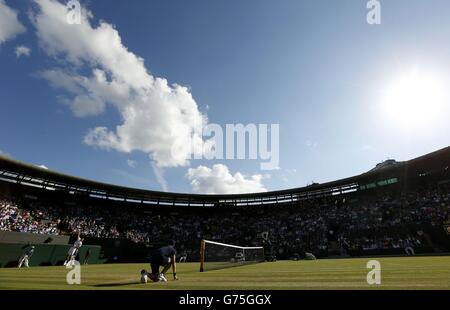 Der ukrainische Alexandr Dolgopolov im Kampf gegen den bulgarischen Grigor Dimitrov am fünften Tag der Wimbledon-Meisterschaften beim All England Lawn Tennis and Croquet Club, Wimbledon. Stockfoto