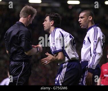 Gustavo Poyet (Mitte) von Tottenham Hotspur und Dean Richards plädieren mit Schiedsrichter Mike Riley, nachdem er den Spurs-Verteidiger Maricio Tarico gegen Manchester United während des FA Barclaycard Premiership-Spiels in Old Trafford, Manchester, abgeschickt hatte. Stockfoto