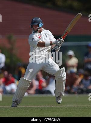 Der englische Skipper Nasser Hussain ist am zweiten Tag des dreitägigen Freundschaftsspiel gegen Canterbury im Hagley Park, Christchurch, Neuseeland, in Aktion. Stockfoto