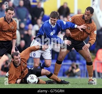 Bryan Hughes von Birmingham City tusles mit Colin Cameron von Wolverhampton Wanderers (links) und Joleon Lescott (R) während ihres Nationwide League Division One-Spiels auf dem Birmingham St Andrews Ground. Endnote: Birmingham 2 Wolves 2. KEINE INOFFIZIELLE CLUB-WEBSITE. Stockfoto