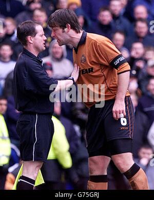 Paul Butler, Kapitän von Wolverhampton Wanderers, ruft den Linienführer R Lewis an und ist wegen Dissens während des Spiels der Nationwide League Division One zwischen Birmingahm City und Wolves auf dem St. Andrews Ground in Birmingham gebucht. Endergebnis: Birmingham 2 Wolves 2. . Stockfoto