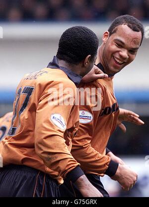 Wolverhampton Wanderers Joleon Lescott feiert sein Tor gegen Birmingham City mit Nathan Blake (links) während ihres Nationwide League Division One Spiels auf dem St. Andrews Ground in Birmingham. Endergebnis: Birmingham 2 Wolves 2. . Stockfoto