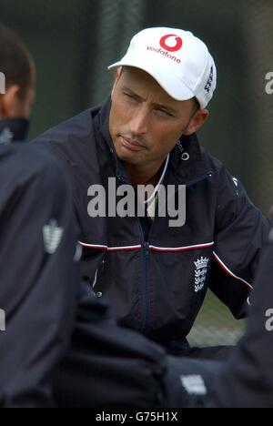 England Skipper Nasser Hussain spricht mit seinen Teamkollegen während ihrer Netzsitzung im Jade Stadium, Christchurch. Stockfoto