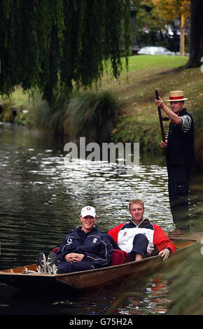 Die Engländer Matthew Hoggard (links) und Andrew Flintoff genießen eine Wettfahrt auf dem Fluss Avon in Christchurch, Neuseeland, während das Paar sich für den Beginn der Testserie gegen die Black Caps ausrüste, die am Mittwoch im Jade Stadium in Christchurch beginnt. Stockfoto