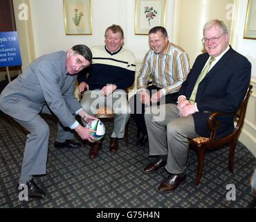 Bill McLaren (Mitte, hinten), ehemaliger Rugby-Kommentator, mit seiner allzeit Rugby-Union-Vorreihe Graham Price (Wales, Sean Fitzpatrick (Neuseeland) und Fran Cotton (England) bei einem Lloyds TSB-Mittagessen, das McLaren zu Ehren im Grosvenor Hotel in London stattfand. Stockfoto