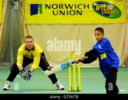 Pavanveer Randhawa, 12 Jahre alt, vom Cranford Community College, schlägt als Alec Stewart, England Cricket-Spieler beim Middlesex County Final des Norwich Union Inter Cricket Indoor Tournament am Lord's Cricket Ground, London, mit Coaching durch. Stockfoto