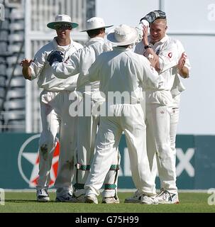 Der englische Matthew Hoggard (rechts) wird von seinen Teamkollegen gratuliert, nachdem er das Wicket des neuseeländischen Craig McMillan gewonnen hat, der am zweiten Tag des ersten Testspieles gegen Neuseeland im Jade Stadium in Christchurch für 40 Läufe von Michael Vaughan (links) gefangen wurde. * ... Yorkshire Fast Bowler Hoggard behauptete eine Karriere-beste sieben für 63 zu helfen entlassen Neuseeland, wieder auf neun ohne Verlust am zweiten Tag Jagd nach England 228, für 147 in nur 51.2 Übers. Stockfoto