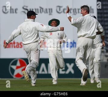 Der Engländer Andrew Caddick (rechts) feiert mit seinen Teamkollegen Marcus Trescodick (links) und Mark Butcher, nachdem er am vierten Tag des ersten Testspieles im Jade Stadium, Christchurch, Neuseeland, den Neuseeländer Matthew Horne für 4 Läufe von James Foster erwischt hat. Stockfoto