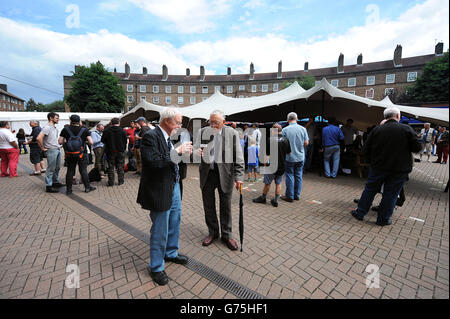 Cricket - LV= County Championship - Division Two - Day One - Surrey V Hampshire - Kia Oval. Allgemeine Ansicht der Zuschauer, die während des Spiels zwischen Surrey und Hampshire einen Drink auf dem Bierfest genießen. Stockfoto