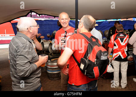 Cricket - LV= County Championship - Division Two - Day One - Surrey V Hampshire - Kia Oval. Allgemeine Ansicht der Zuschauer, die während des Spiels zwischen Surrey und Hampshire einen Drink auf dem Bierfest genießen. Stockfoto