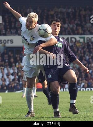 Leeds United's Alan Smith (links) kämpft mit Blackburns Hakan Unsal während ihres FA Barclaycard Premiership Matches auf Leeds Elland Road Ground. Stockfoto