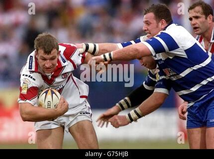 Tim Jonkers von St Helens (links) versucht, den Ball vor Andy Hobson von Halifax Blue Sox (vorne) und Jamie Bloem zu halten, während St Helens 26-20 im Viertelfinalspiel des Nutri-Grain Challenge Cup von Kellogg im New Shay-Stadion von Halifax siegte. Stockfoto