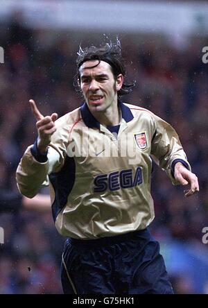 Robert Pires von Arsenal feiert das 2. Tor gegen Aston Villa während ihres FA Barclaycard Premiership Spiels im Villa Park in Birmingham. Stockfoto
