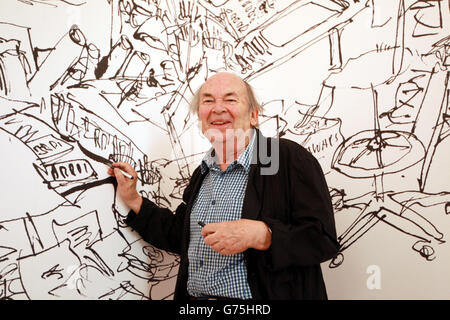 Quentin Blake posiert mit einigen seiner Illustrationen in der weltweit ersten öffentlichen Galerie und im Bildungsraum, die der Illustration des 'House of Illustration' im Herzen von King's Cross gewidmet ist und am 2. Juli mit einer Ausstellung von Blakes Werk Inside Stories eröffnet wird. Stockfoto