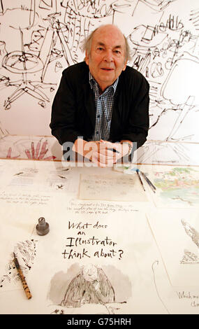 Quentin Blake posiert mit einigen seiner Illustrationen in der weltweit ersten öffentlichen Galerie und im Bildungsraum, die der Illustration des 'House of Illustration' im Herzen von King's Cross gewidmet ist und am 2. Juli mit einer Ausstellung von Blakes Werk Inside Stories eröffnet wird. Stockfoto