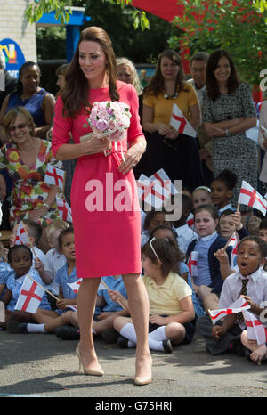 Die Herzogin von Cambridge kommt an der Blessed Sacrament School im Norden Londons an, um aus erster Hand die Arbeit eines Projekts zu sehen, das sie ins Leben gerufen hat, um Familien zu helfen, die von sucht betroffen sind. Stockfoto