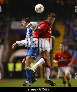 David Beckham (rechts) von Manchester United kämpft während ihres Champions-League-Spiels in La Coruna gegen Sanchez Victor von Deportivo La Coruna. Stockfoto