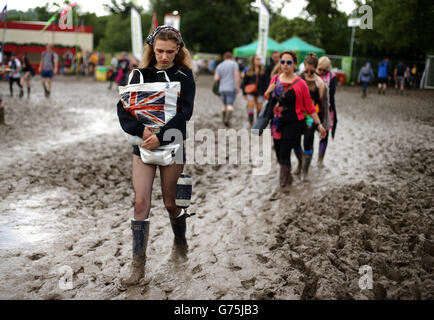 Eine Besucherin in im Schlamm auf dem Glastonbury Festival, würdig Farm in Somerset. Stockfoto