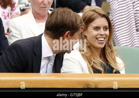 Prinzessin Beatrice und ihr Freund David Clark in der Royal Box auf dem Center Court während des 10. Tages der Wimbledon Championships im All England Lawn Tennis and Croquet Club, Wimbledon. Stockfoto